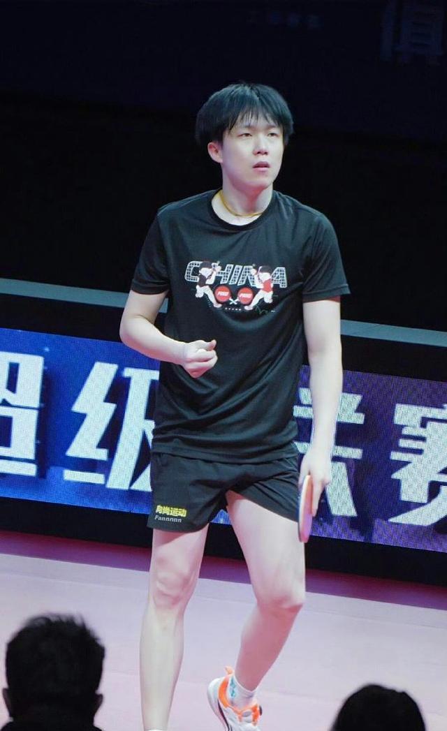 包含卡尔蒂斯球迷现场助威，球队斗志昂扬的词条