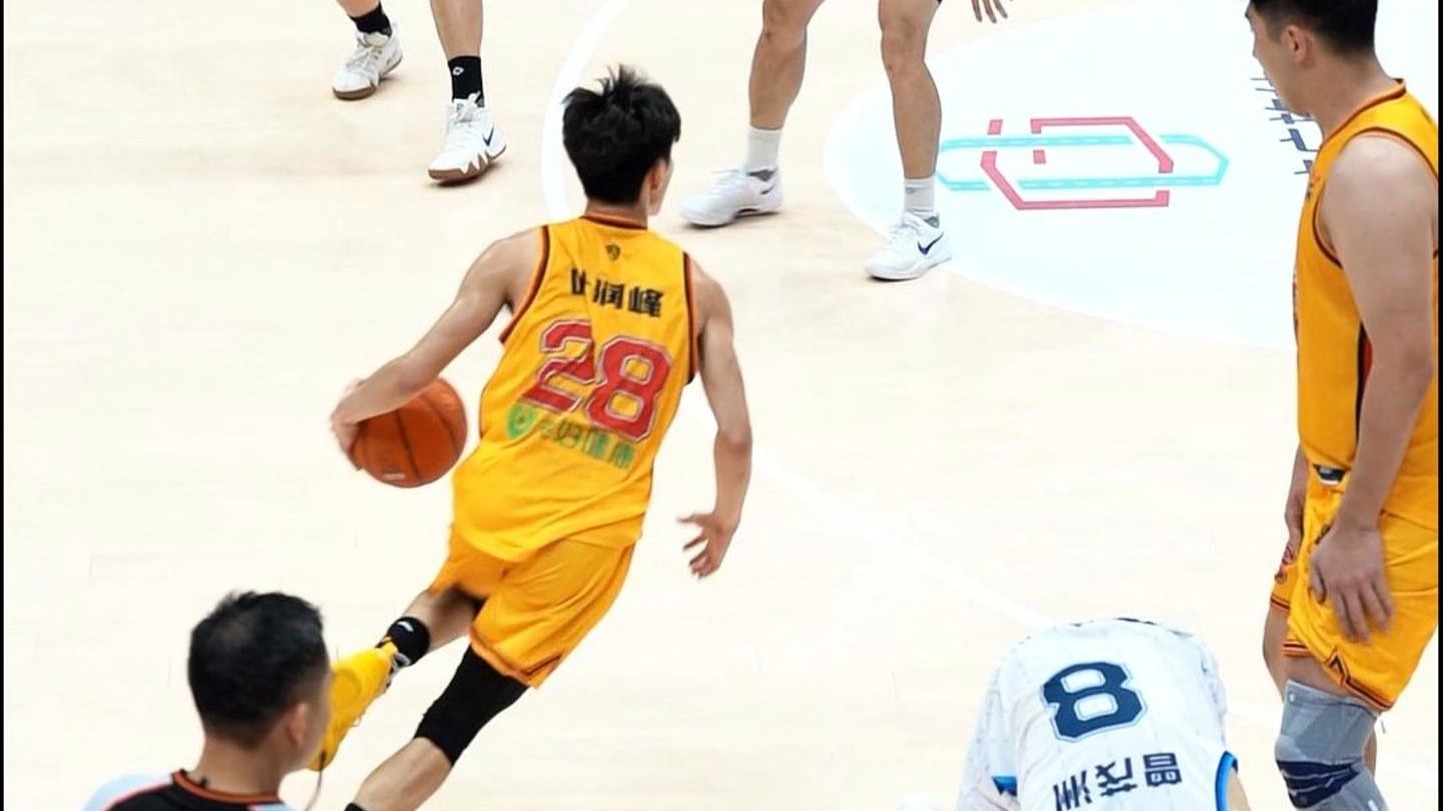-叶润峰全场16中4，三分14中2得到10分3板2助1抢断的简单介绍