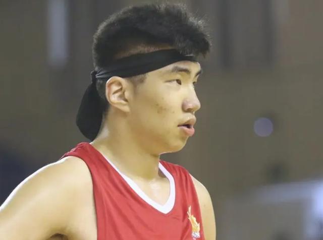 乐竞体育登录入口-稳住心态！杨瀚森持球单打被吹进攻犯规，表情略显无措的简单介绍