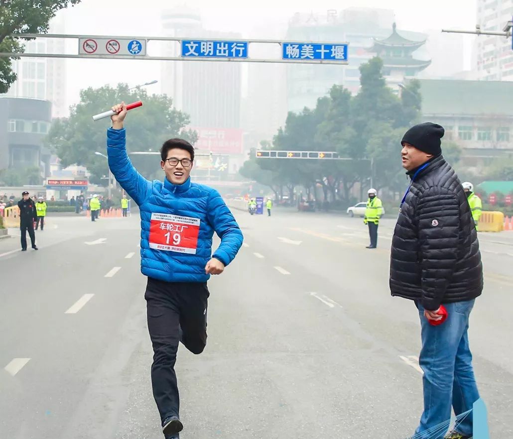 乐竞体育-运动员全力奋战，向胜利冲刺