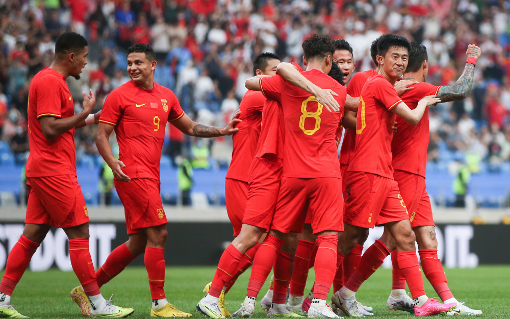 国际足坛：中国队大获全胜，晋级形势稳定